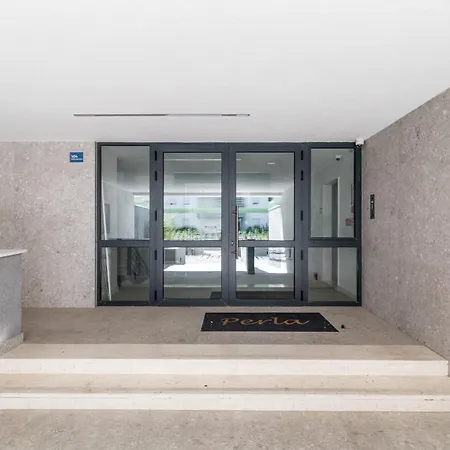 Boutique Soft Tones With Balcony And Secured Garage Apartman