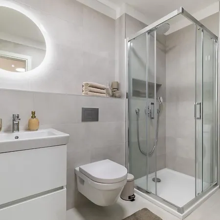 Boutique Soft Tones With Balcony And Secured Garage Apartman *