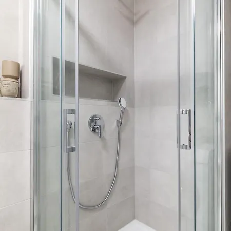 Apartman Boutique Soft Tones With Balcony And Secured Garage *