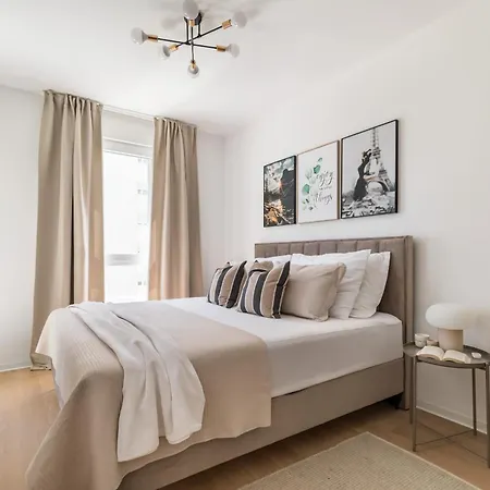 Boutique Soft Tones With Balcony And Secured Garage Apartman *