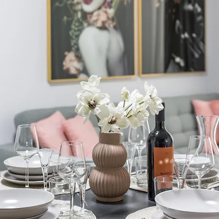 Boutique Soft Tones With Balcony And Secured Garage Apartman Split