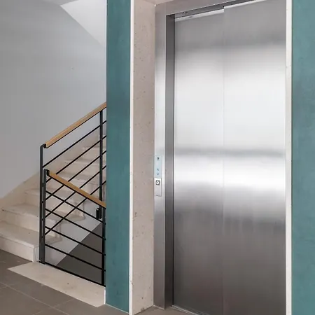 Boutique Soft Tones With Balcony And Secured Garage Apartman