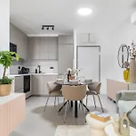 Lägenhet Boutique Soft Tones With Balcony And Secured Garage