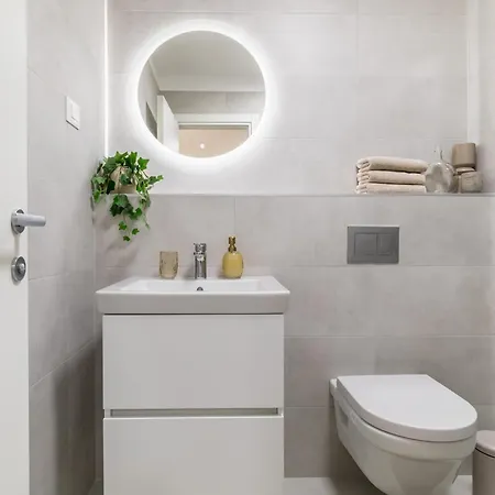 Boutique Soft Tones With Balcony And Secured Garage Apartment Split