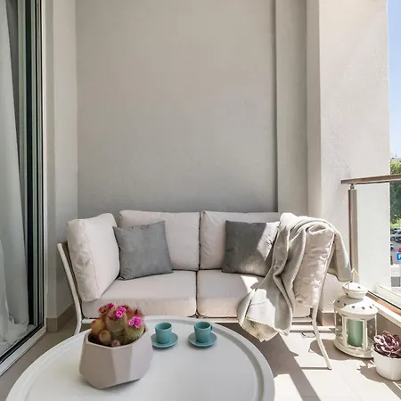 Boutique Soft Tones With Balcony And Secured Garage Apartment Split