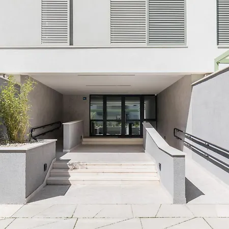 Boutique Soft Tones With Balcony And Secured Garage Appartement *
