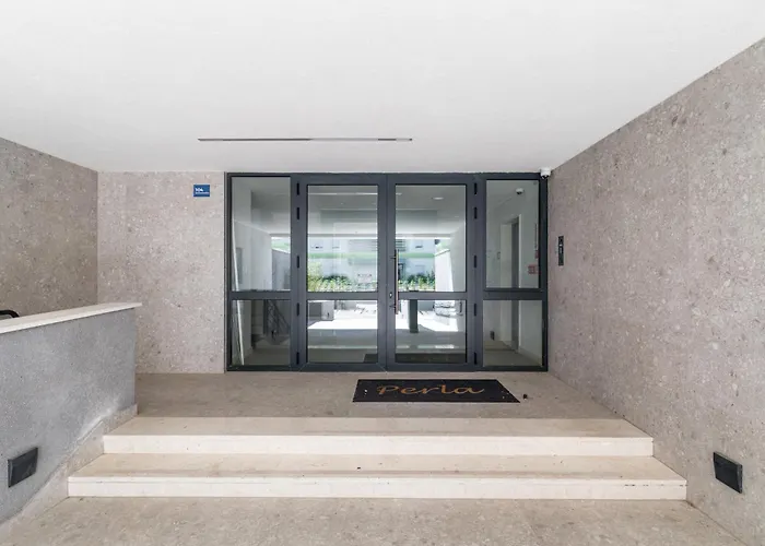 Boutique Soft Tones With Balcony And Secured Garage Appartement