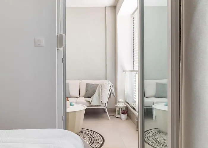 Boutique Soft Tones With Balcony And Secured Garage * Split