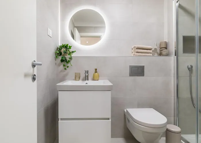 Boutique Soft Tones With Balcony And Secured Garage Appartement Split