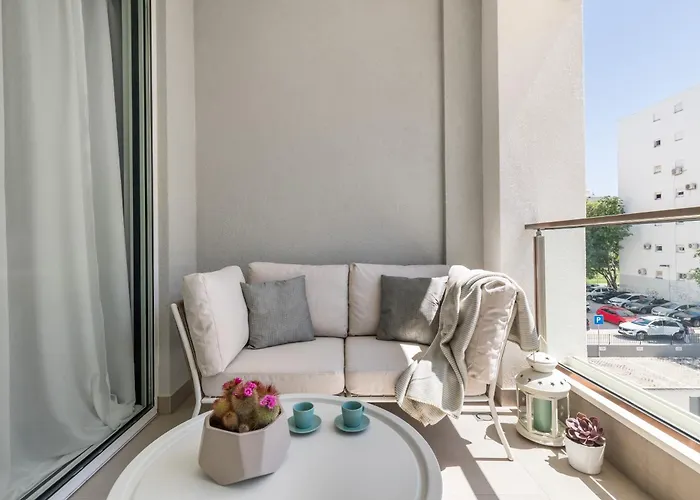 Boutique Soft Tones With Balcony And Secured Garage Appartement Split