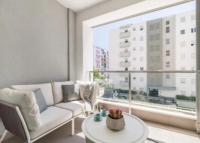 Boutique Soft Tones With Balcony And Secured Garage Appartement
