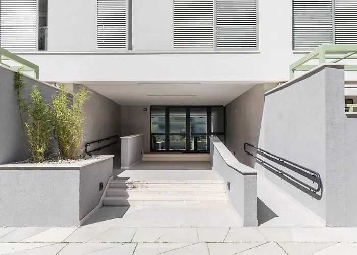 Boutique Soft Tones With Balcony And Secured Garage Appartement *